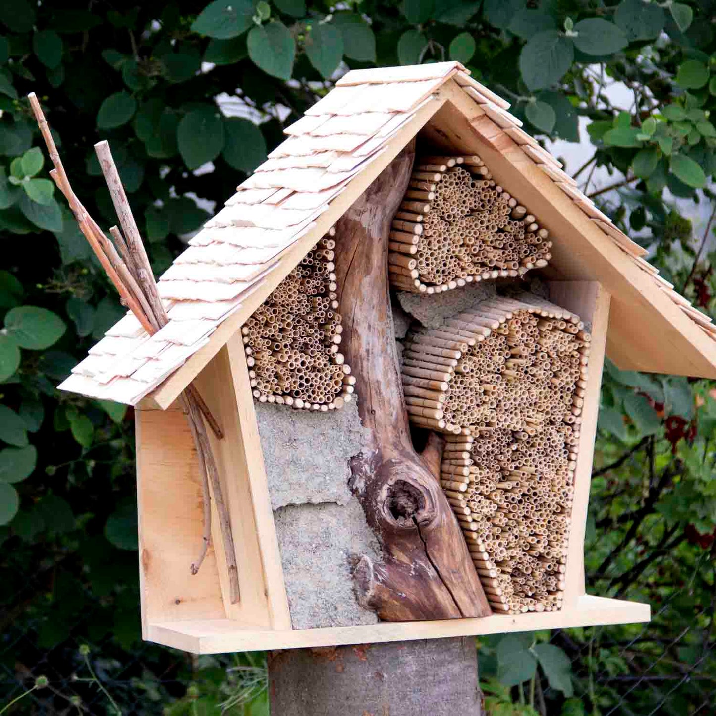 WILDBIENENHOTEL GROSSHOLZ, SCHILF, & DIV. NATURMATERIALIEN